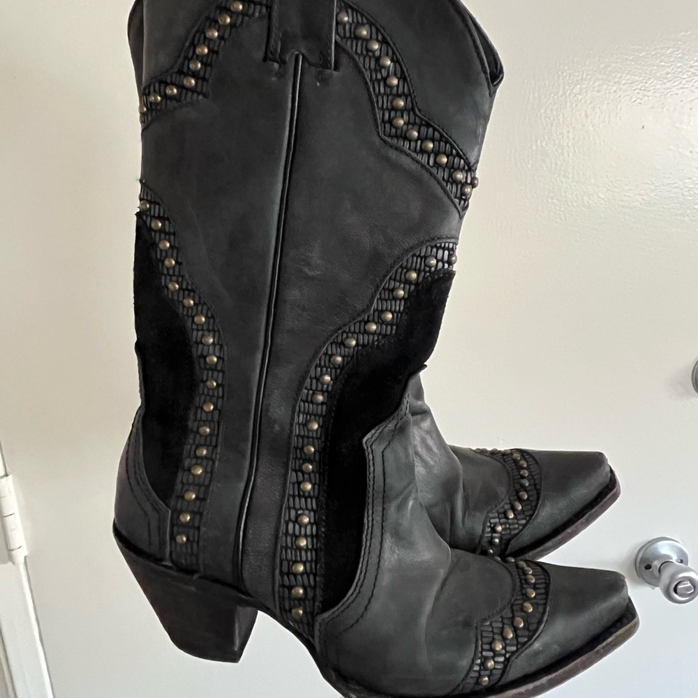 Idyllwind Black Studded Heeled Boots - WALK THIS WAY WESTERN BOOTS - SNIP TOE